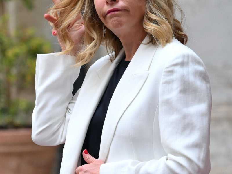 Le facce di Meloni & Co: così il governo ha somatizzato il potere. Ritocchini e bilancia contro il complotto dell'età