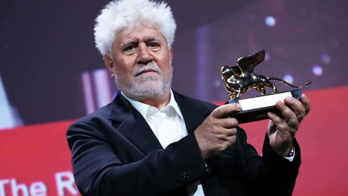 Immagine di Padre Pedro: da ribelle e anticonformista, Almodóvar è diventato vescovo laico progressista e allineato