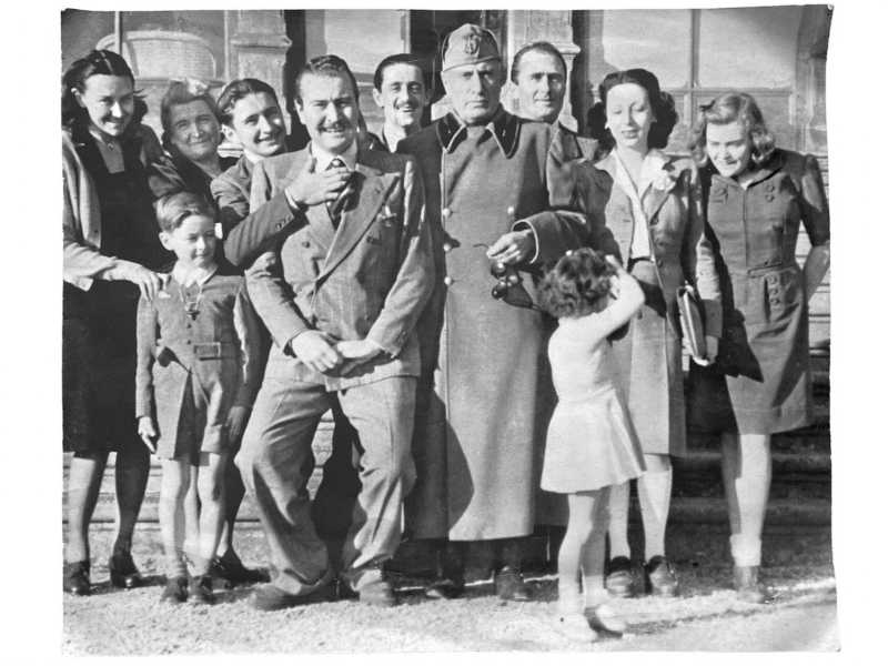 Foto di gruppo della famiglia Mussolini a Villa Feltrinelli: Monzeglio &egrave; il primo alla sinistra del Duce