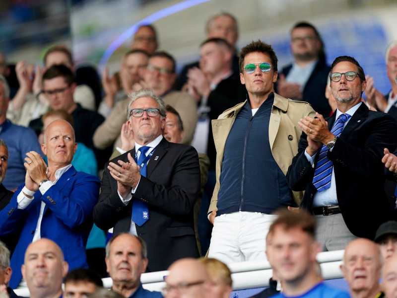 Tom Brady in tribuna durante una partita del&nbsp;<span style="font-family: "Ardina Text Book", serif; font-size: medium;">Birmingham City (foto Getty Images)</span>