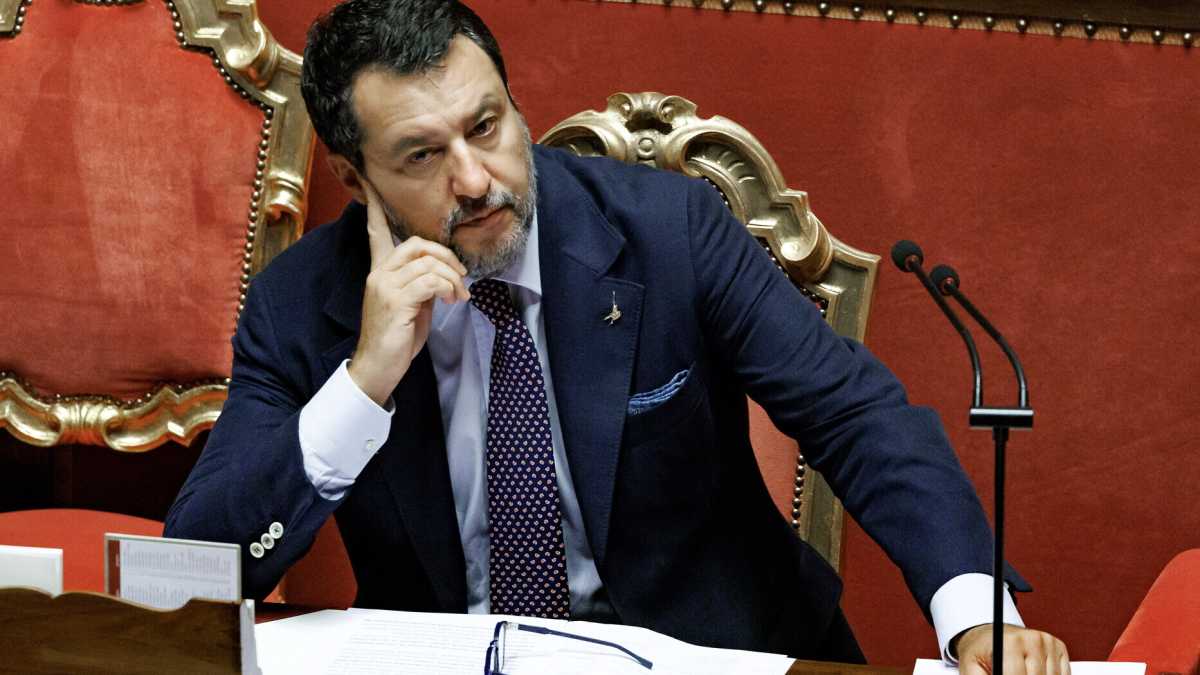 Immagine di La resistenza di Salvini: striscioni ai caselli, Musk a Pontida. Per Meloni resta al governo anche con condanna