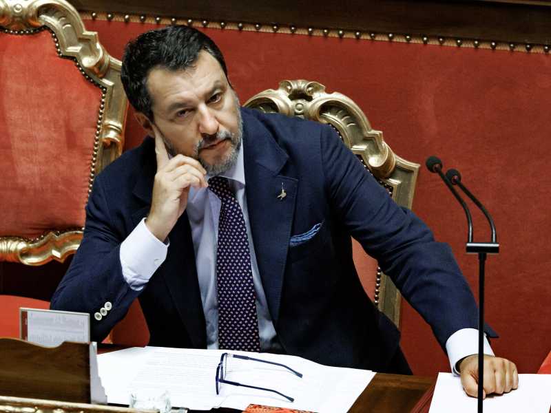 La resistenza di Salvini: striscioni ai caselli, Musk a Pontida. Per Meloni resta al governo anche con condanna