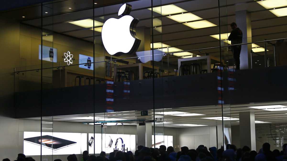 Immagine di Big Tech vs Bruxelles: Apple toglie la sua IA agli utenti europei