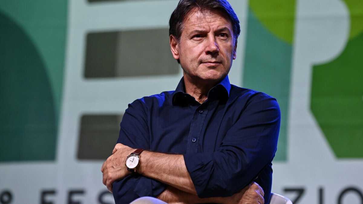 Immagine di Conte: "No a Ursula e Fitto. La scissione di Grillo? Ricordo a me stesso la fine che fece Di Maio"