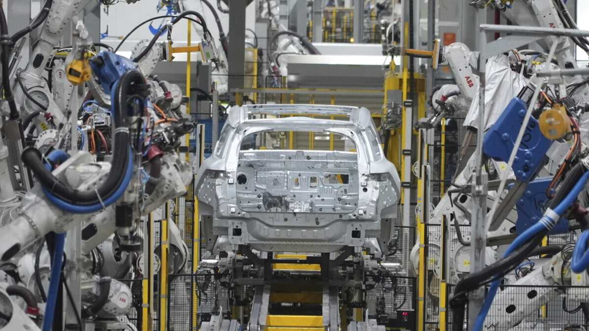 Immagine di L'auto elettrica ancora a picco in Europa: i numeri di Acea e l'appello dei produttori