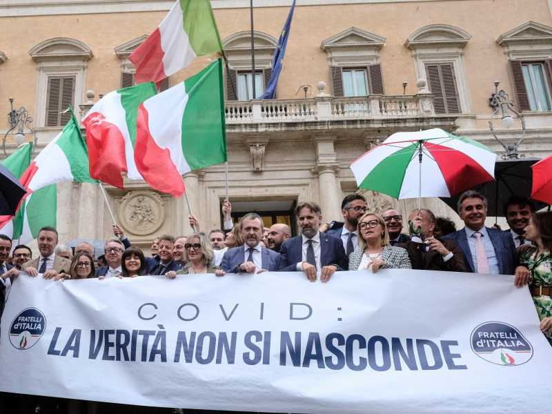 Flash mob di FdI in Piazza Monte Citorio (foto LaPresse) <br />