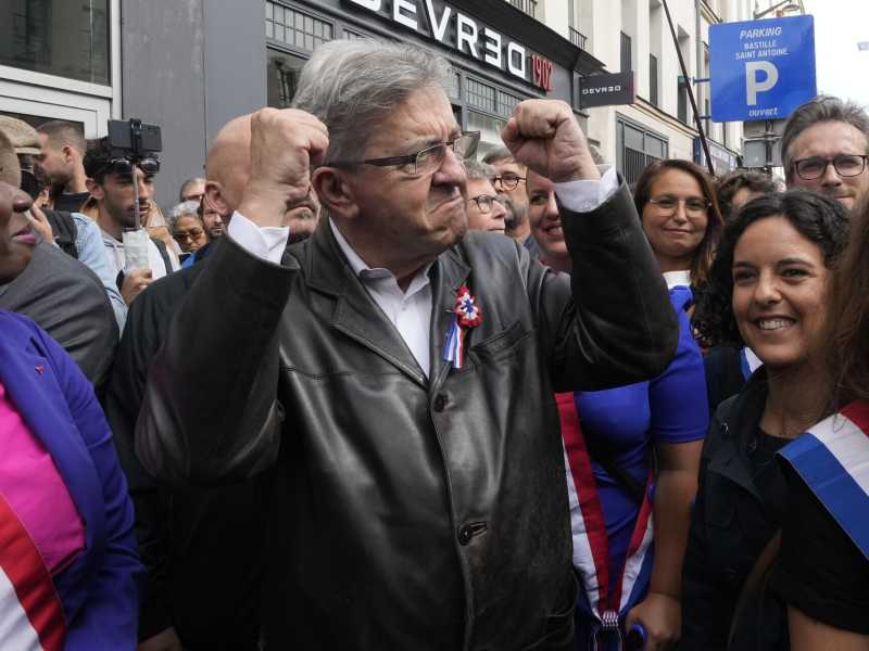 Mélenchon urla al golpe perché Macron applica la costituzione