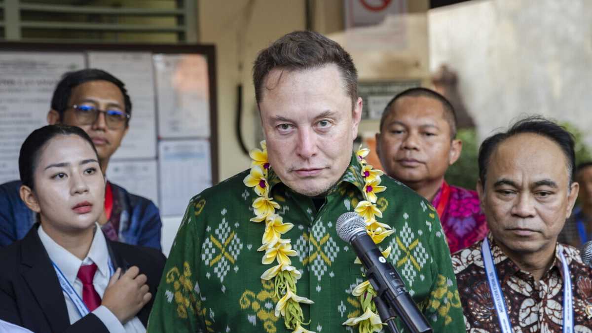 Immagine di Il confine tra il profilo X di Musk e il suo social network è sempre più fumoso