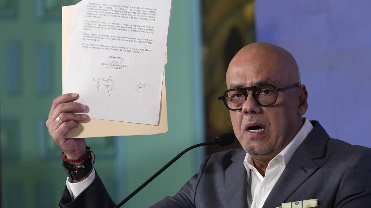 Immagine di González Urrutia costretto a riconoscere la vittoria di Maduro: il caso diplomatico che imbarazza la Spagna