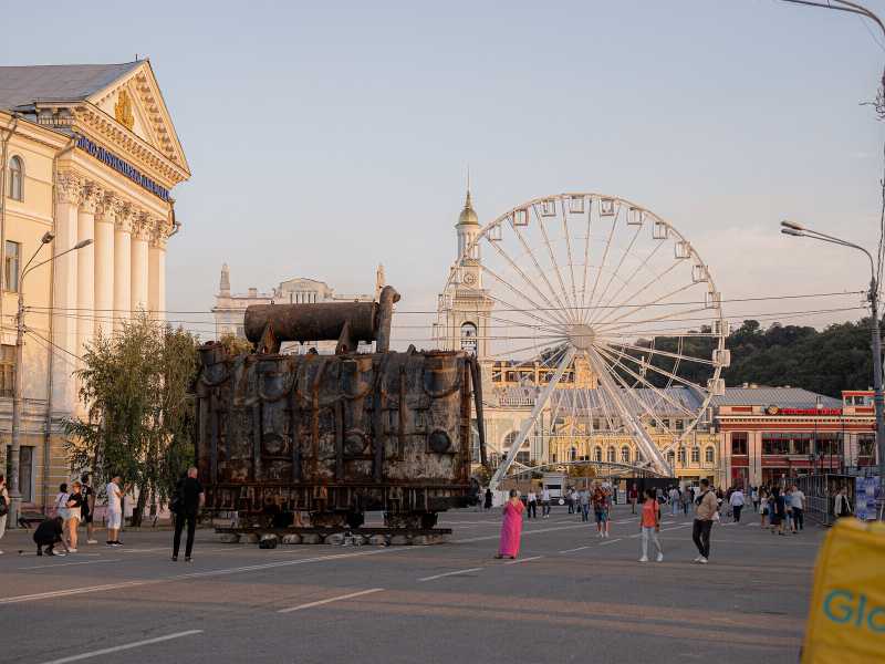 Un trasformatore della centrale termoelettrica Burshtyn TPP, distrutto dai missili russi, sulla Piazza dei contratti a Kyiv (Foto di Zinchenko/ Getty Images)<br />