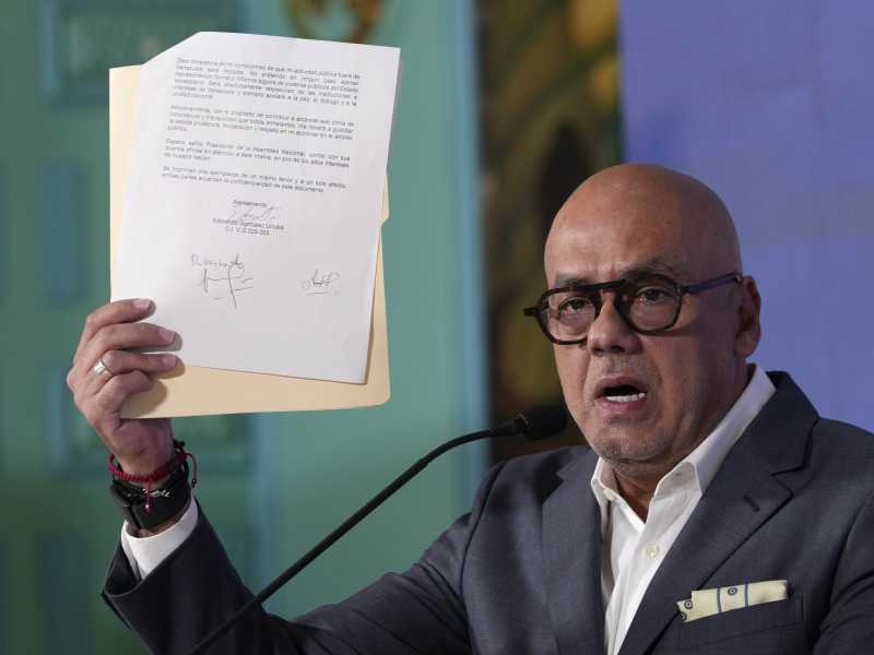 Il presidente dell’Assemblea Nazionale del Venezuela mostra il documento firmato da Gonzalez Urrutia (Foto LaPresse) <br />