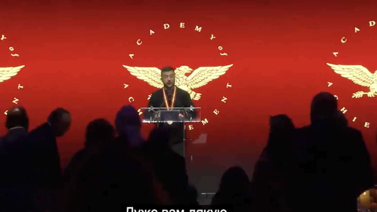 Immagine di Quasi un Nobel per la Pace: Zelensky premiato dal Golden Plate Award