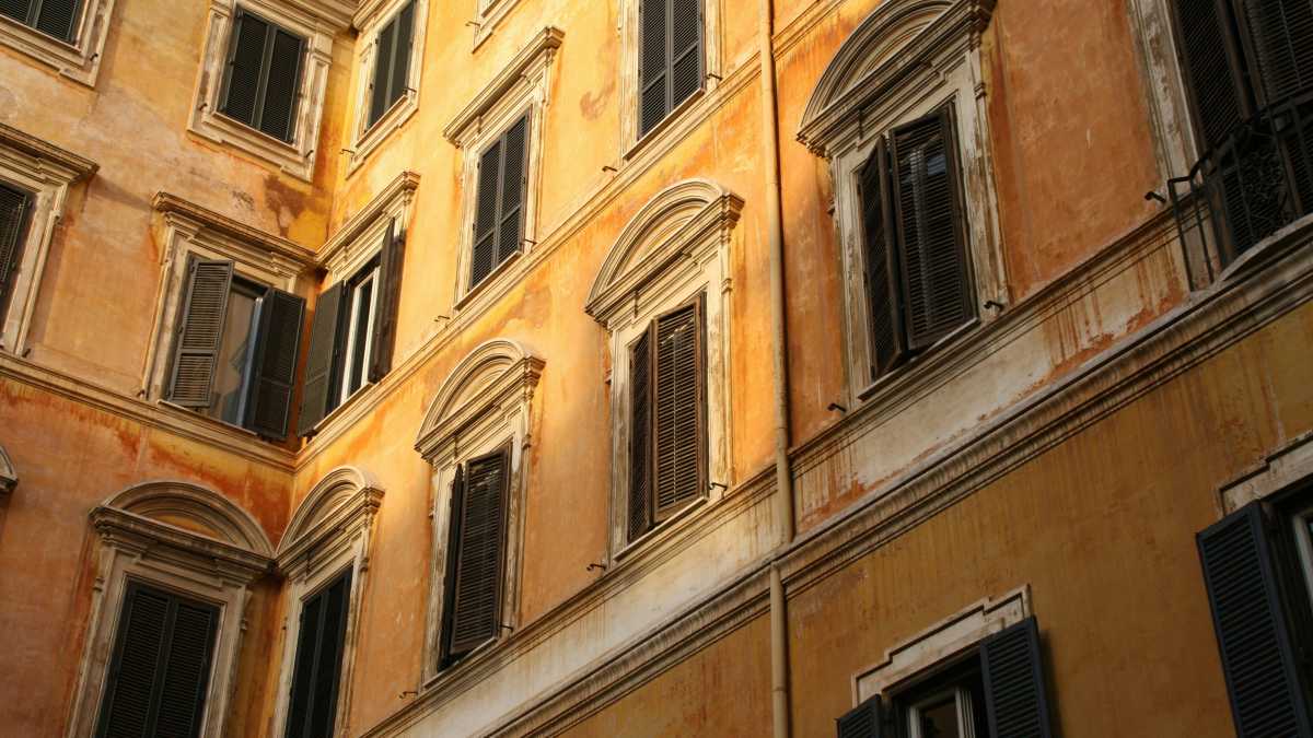 Immagine di Un albergo romano, una richiesta sospettosa e la metafora del nostro tempo