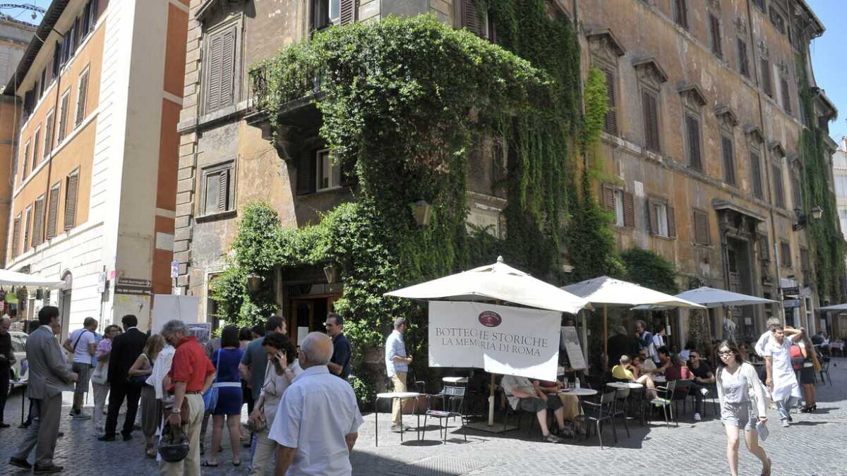 Immagine di Ha riaperto il Bar della Pace, ma è un ristorante (e senza edera)