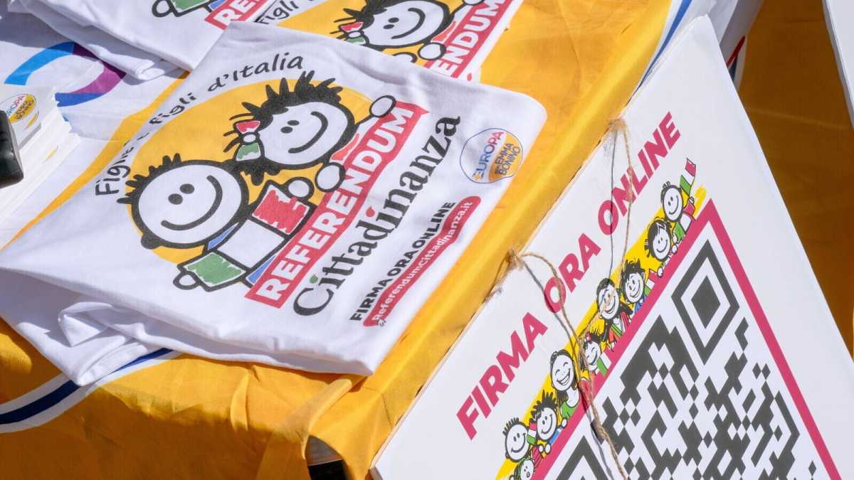 Immagine di Referendum cittadinanza, raggiunte le 500 mila firme. Ma dalla maggioranza: "È una pagliacciata"