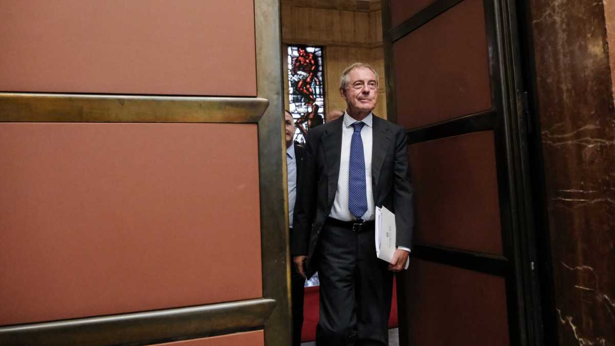 Immagine di Urso, il ministro a scoppio. Sogna il Veneto, il diesel, oltre il 2035, sfida Stellantis, ma pesta i piedi a Butti