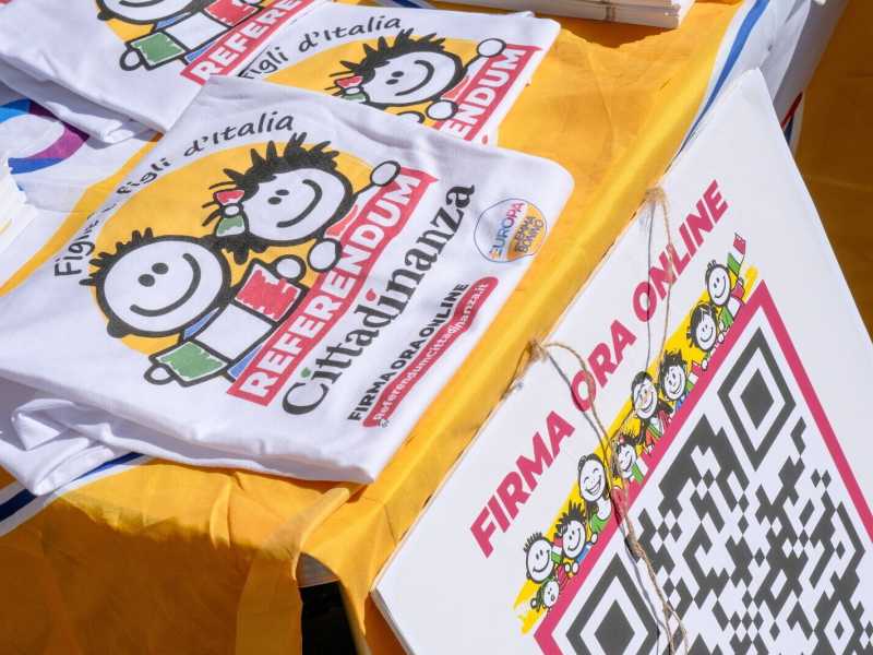 Referendum cittadinanza, raggiunte le 500 mila firme. Ma dalla maggioranza: "È una pagliacciata"