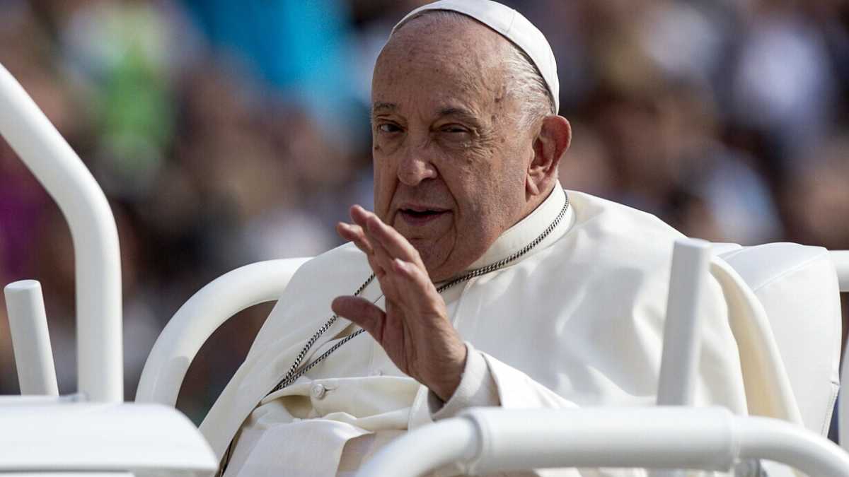 Immagine di Le bastonate del Papa all’Italia gattara: più figli e meno animali domestici