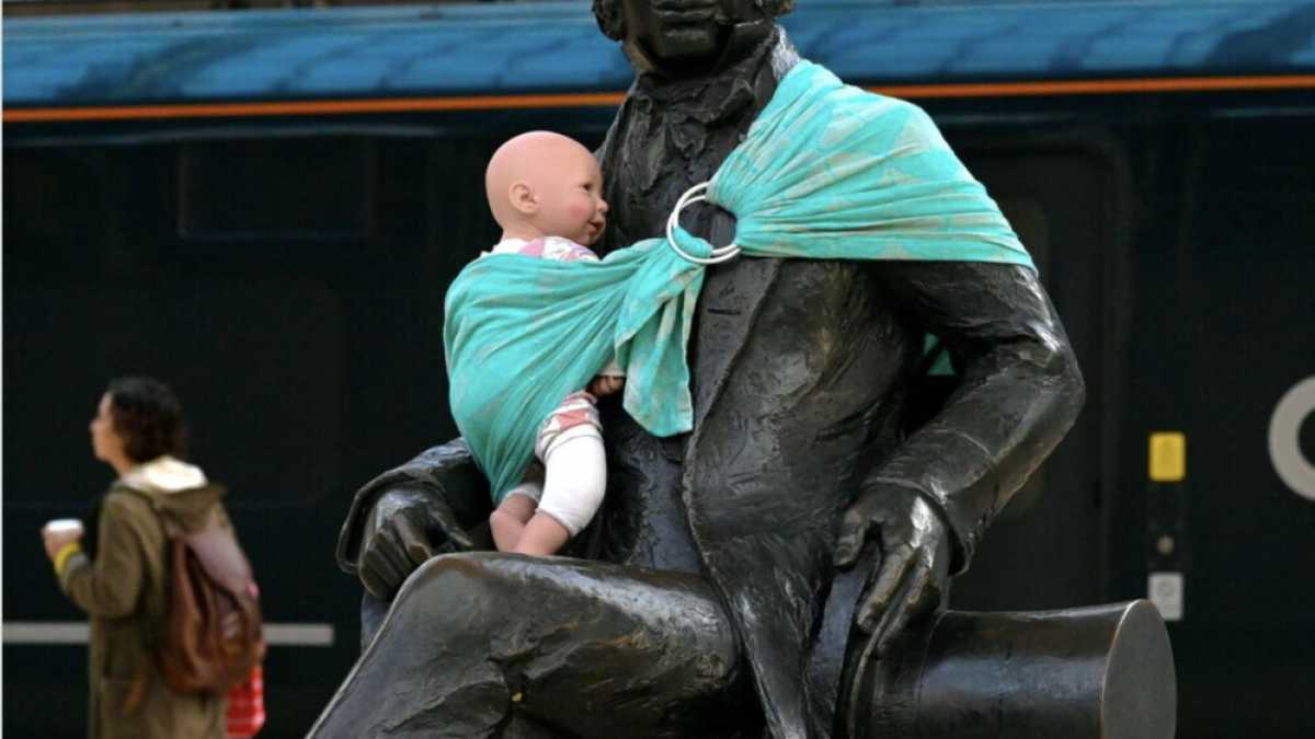 Immagine di Le proteste si fanno anche sulle statue, ma a loro non importa