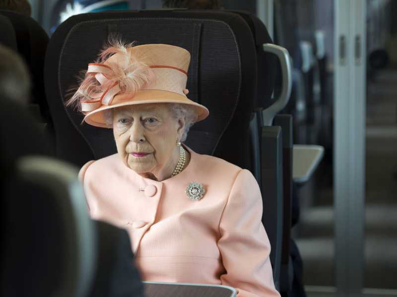 La regina Elisabetta in treno, in uno scatto del giugno 2017 (Foto di Paul Edwards - WPA Pool/Getty Images)&nbsp;<br />