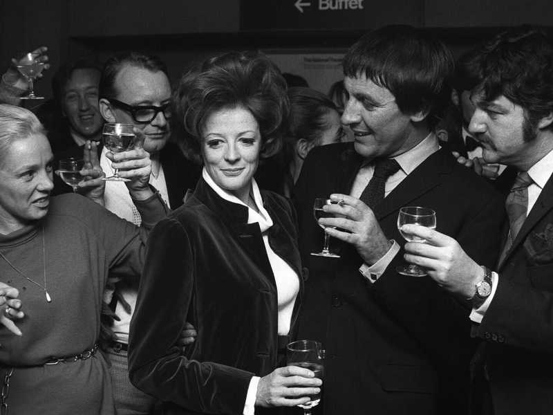  Maggie Smith festeggia la vittoria come miglior attrice agli Oscar 1970 per il film “La strana voglia di Jean” - foto via Getty Images