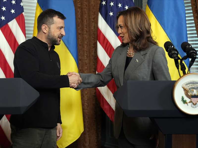 I difficili passi di Zelensky in America. Vede Harris e oggi incontrerà Trump