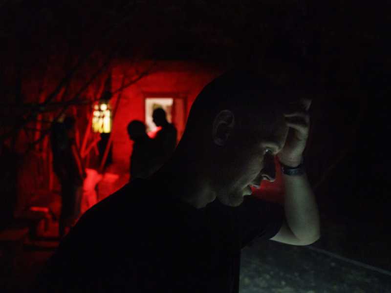 Un veterano dell'esercito ucraino, fuori da una casa abbandonata nel Donbass (AP Photo/David Goldman) <br />