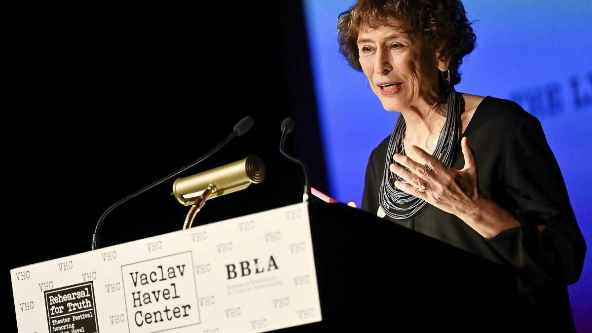 Immagine di “Prima bruciano i libri, poi ammazzano le persone”. Azar Nafisi contro il regime di Teheran