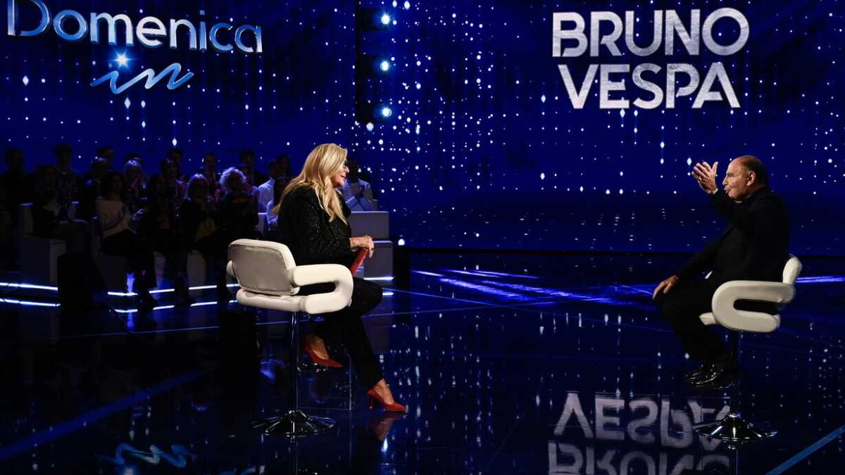 Immagine di La tv si parla addosso e fa sparire gli spettatori. Solo con gli ultrasessantenni si tira avanti