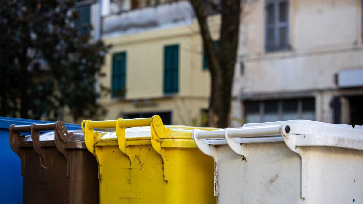 Immagine di I baby boomer fanno la differenziata, i loro figli (giovani ed ecologisti) no