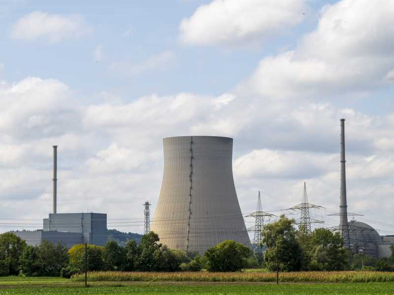 La centrale di nucleare di <span style="color: rgb(8, 8, 8); font-family: Lato, sans-serif; font-size: 14px;">Niederaichbach in Baviera, Germania (foto Getty Images)</span>
