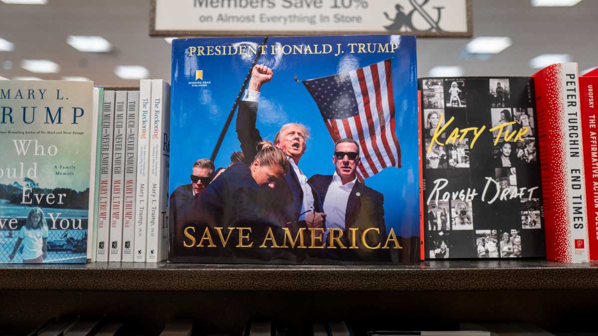 Immagine di Trump scrive libri da decenni, ma per alcuni non sa nemmeno leggere