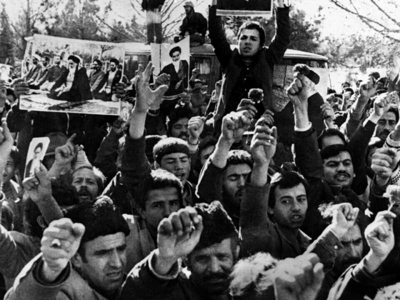 L'Ayatollah Khomeini nella foto: la folla inneggia al ritorno dell'ayatollah Khomeini per le strade di Teheran nel 1979 durante la rivoluzione islamica - foto LaPresse