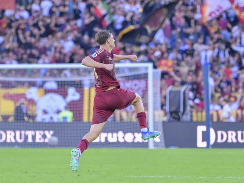 Niccol&ograve; Pisilli esulta dopo il suo primo gol in campionato con la maglia della Roma (foto LaPresse)