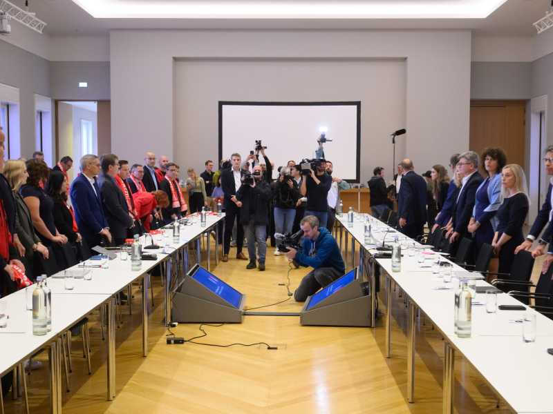 Nel Palazzo di Herrenhausen gli operai della IG Metall davanti alla tribuna dei manager, l&rsquo;uno accanto all&rsquo;altro, preoccupati (foto Getty)&nbsp;<br />