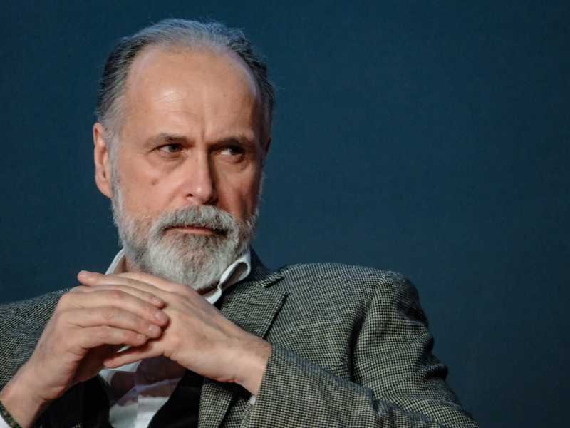 Ritratto di Giampaolo Rossi, nuovo ad Rai. Il "garibaldino di destra" con l'edera e la pipa