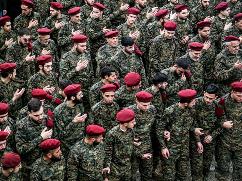 Le milizie di Hezbollah durante il funerale di uno dei leader uccisi dagli israeliani (foto Getty)