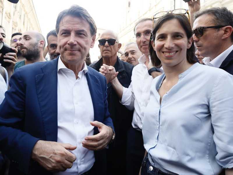 Giuseppe Conte ed Elly Schlein (foto LaPresse)