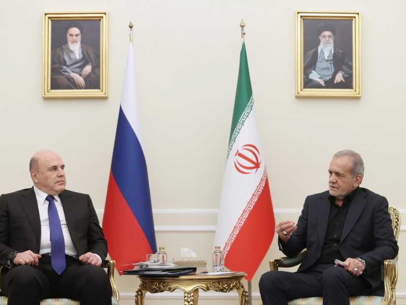 Il primo ministro russo Mishustin con Pezeshkian a Teheran (Ansa)<br />