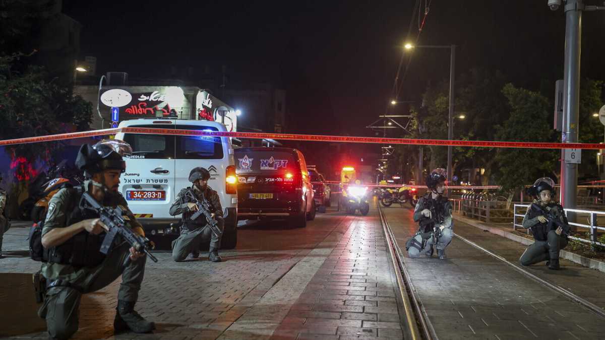 Immagine di Tel Aviv deserta per la festa conta i giorni per la risposta all’Iran. I soldati morti in Libano