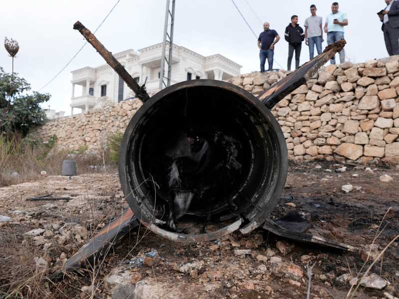 Resti di un missile balistico lanciato dall'Iran verso Israele che ha colpito l'insediamento ebraico di Beit El a Ramallah (Issam Rimawi/Getty Images) <br />