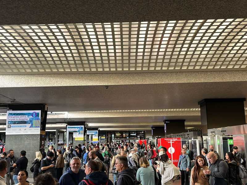 Un guasto a Roma manda in tilt i treni. È polemica su Salvini che si difende: "Errore di una ditta privata"