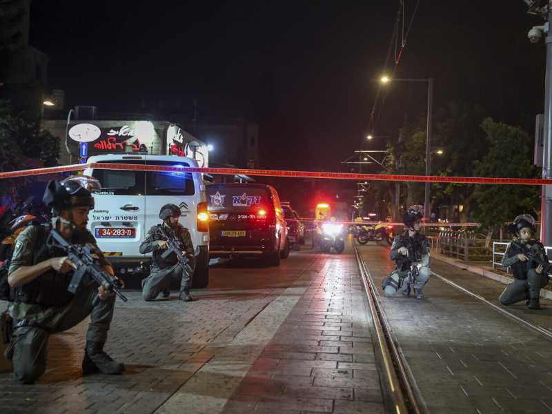 Tel Aviv deserta per la festa conta i giorni per la risposta all’Iran. I soldati morti in Libano