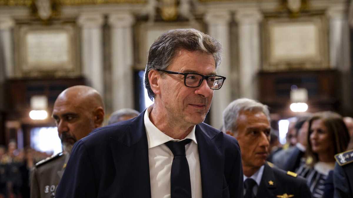 Immagine di La Borsa reagisce alle parole di Giorgetti sulla manovra e perde quasi il 2 per cento