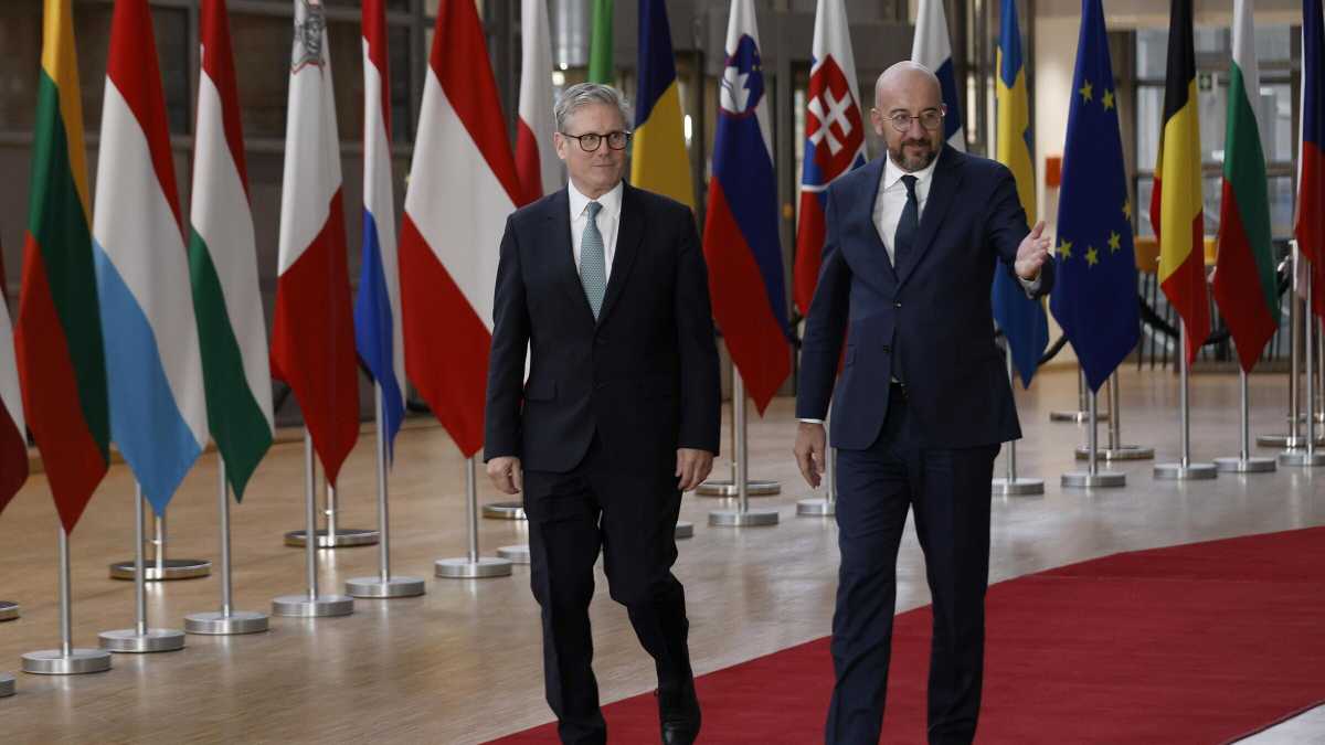 Immagine di L’Ue spera nella buona volontà di Starmer che va a Bruxelles con un “reset” post Brexit molto limitato