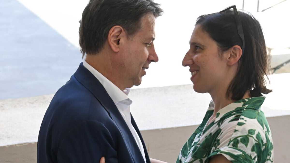 Immagine di Conte è la Lucy che sfila il pallone da sotto i piedi di Elly Charlie Brown
