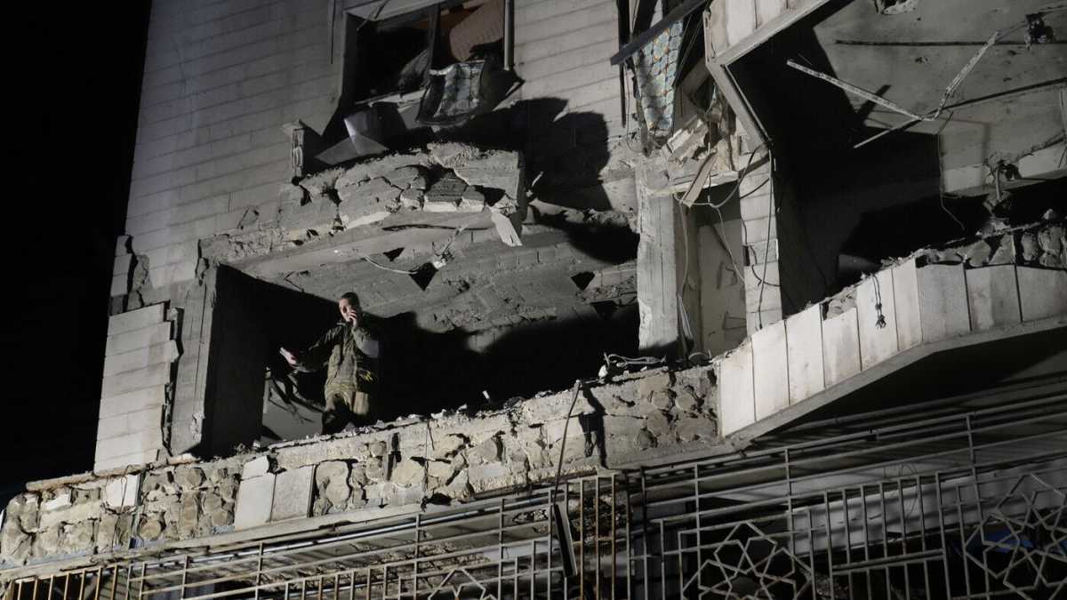 Immagine di Un missile israeliano colpisce un edificio in centro a Beirut. Per gli Stati Uniti: "Siti nucleari iraniani sono off limits"