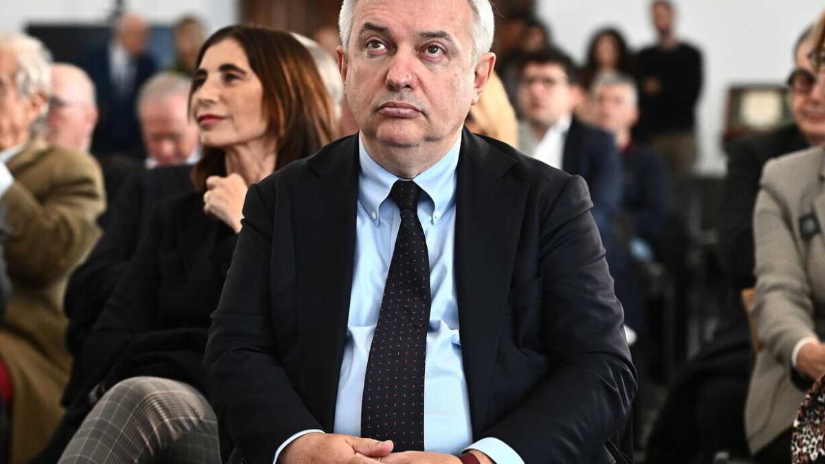 Immagine di Presentat'arm al generale Molinari, destituito da Repubblica