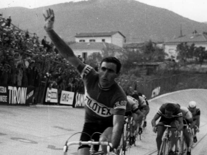 Guido Carlesi esulta per la vittoria nella seconda tappa del Giro d'Italia 1965 (foto LaPresse)