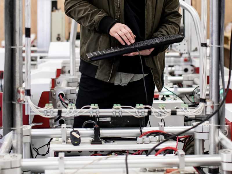 UniCredit lancia borse di studio per gli STEM in Lombardia e Campania